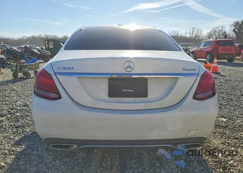 2015 Mercedes-Benz C 300 4Matic z USA, uszkodzony, nr VIN 55SWF4KB6FU020356
